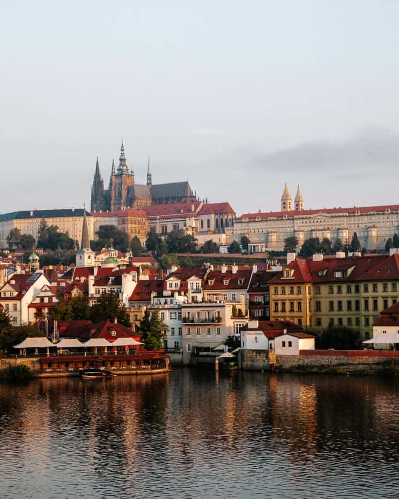 Ontdek mijn tips voor bezienswaardigheden in Praag op het gebied van kunst, cultuur, fotospots, restaurants, hotels en uitstapjes in de omgeving in deze city guide.