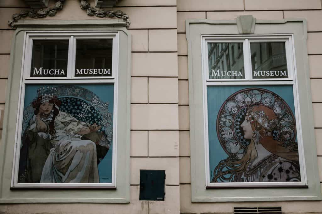 Een van de bezienswaardigheden die je niet mag missen in Praag als je van kunst houdt, is het Mucha Museum. 