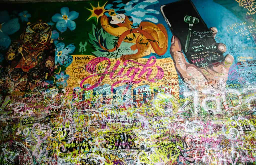 In de Malá Strana wijk vind je een bijzondere muur waar dagelijkse talloze bezoekers een foto maken: De John Lennon muur. 
