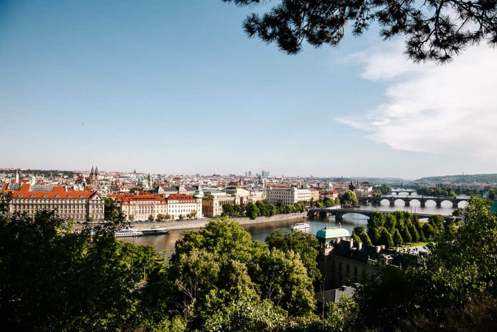 Een van de mooiste uitzichtpunten in Praag is de Letná heuvel. In dit hoger gelegen park heb je een van de beste panoramische uitzichten op Praag en haar bruggen.