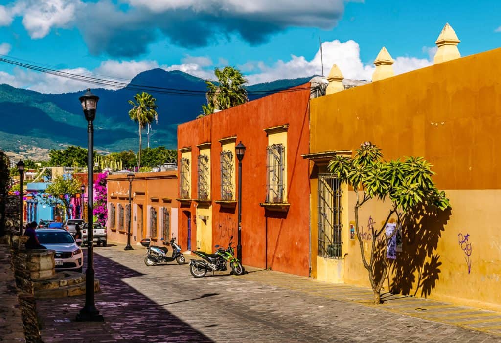 One of the best things to do in Oaxaca is to walk around, sit on benches and enjoy local life pass by. The Zócalo, the central center, dominated by the cathedral, is a great start for a walk into the surrounding old little streets.