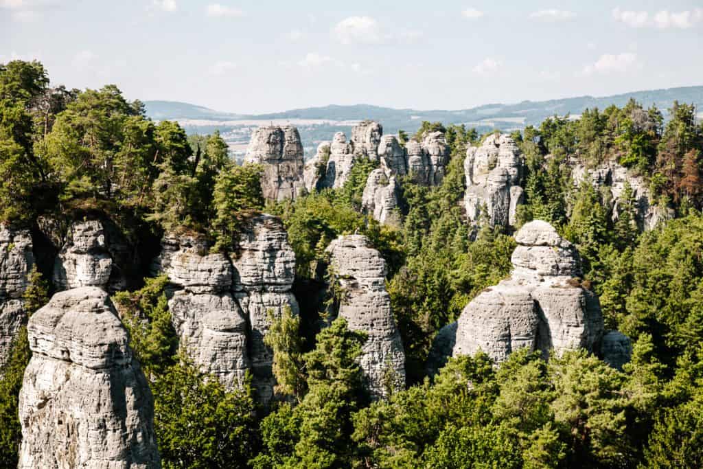 Het Boheems Paradijs, Český ráj, bestaat uit verschillende rotssteden, met indrukwekkende rotsen, muren en torens van zandsteen en ligt op nog geen 100 kilometer van Praag. 