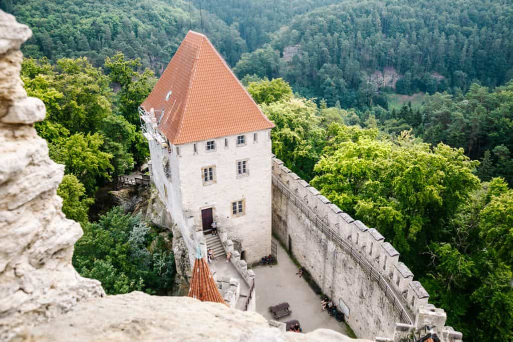 Op dag 3 van deze roadtrip en rondreis door Tsjechie is het leuk om in de ochtend de burcht van Kokořín te bezoeken. Dit kasteel wat dateert uit de 14e eeuw ligt in de omgeving van Praag, hoog op een kalkstenen rots, omringd door groene bossen.