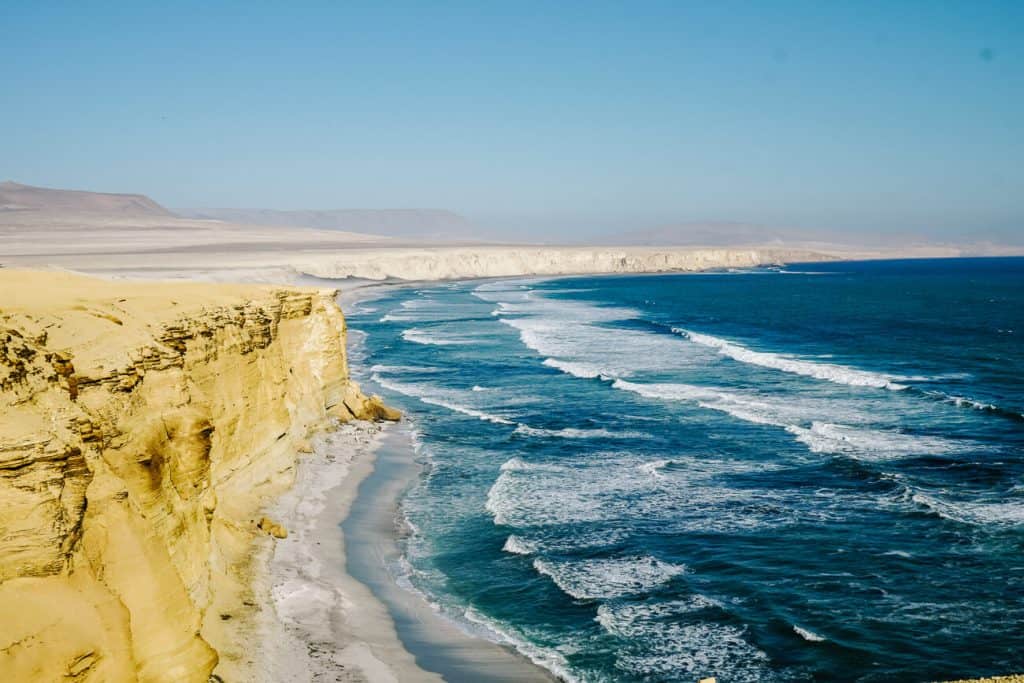 Tijdens deze individuele rondreis door Peru reis je via de zuidkust met een comfortabele touringcar bus richting schiereiland Paracas. Dit gebied staat bekend vanwege haar ruige kustlijn met bijzondere zandbergen en rotsformaties.