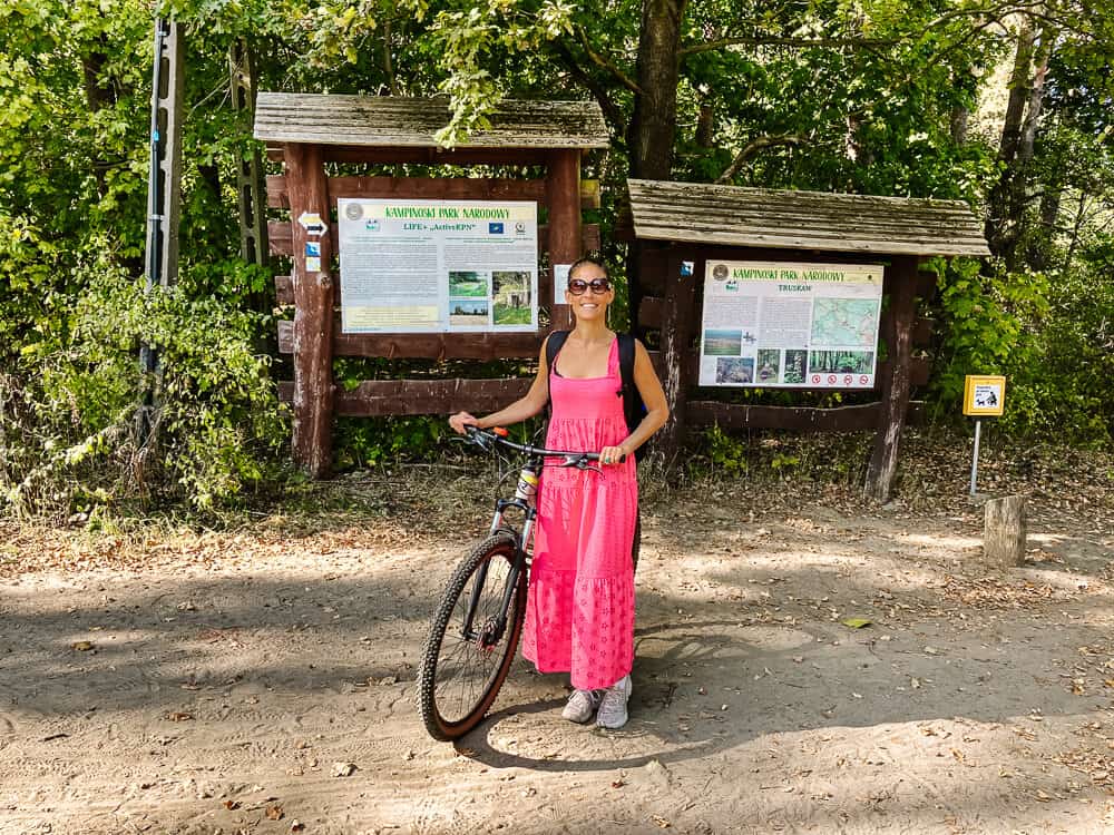 Deborah op fiets in Kampinos Nationaal Park.