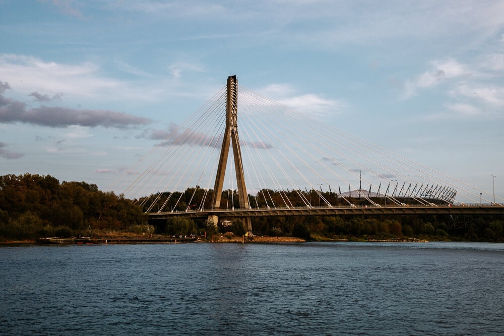 Tijdens een 45 minuten durende boottocht vaar je over de Wisla rivier, met 1047 kilometer de langste rivier van Polen, onder de bruggen door, met aan de ene kant een groot groen natuurgebied en aan de andere kant het centrum en de lange wandelpromenade.