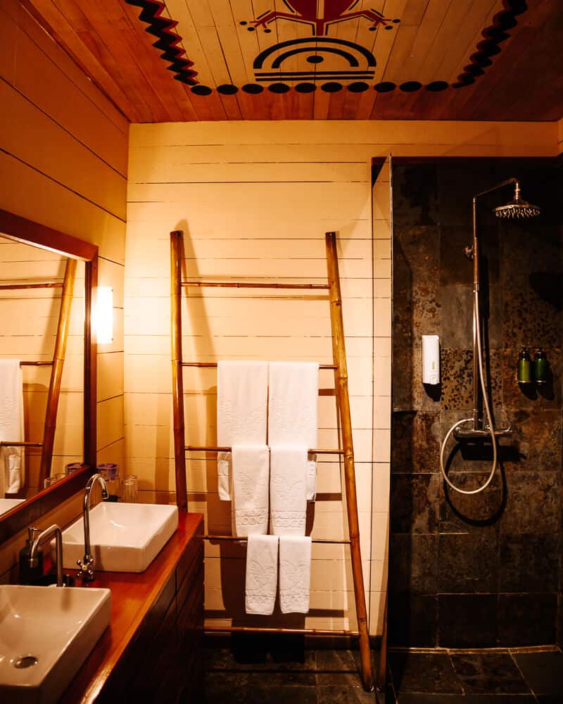 Stijlvolle badkamer in Hamadryade Lodge Ecuador.