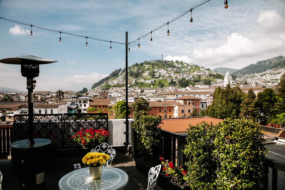 Uitzicht op Quito vanaf dakterras ILLA Experience Hotel.