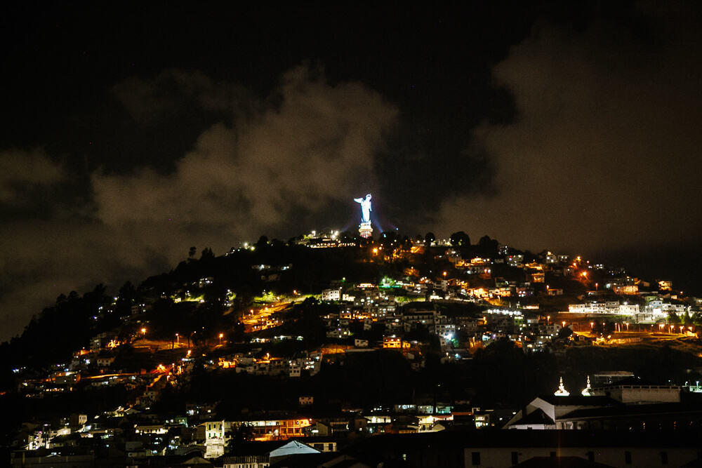 Uitzicht op de Panecillo heuvel in de nacht.