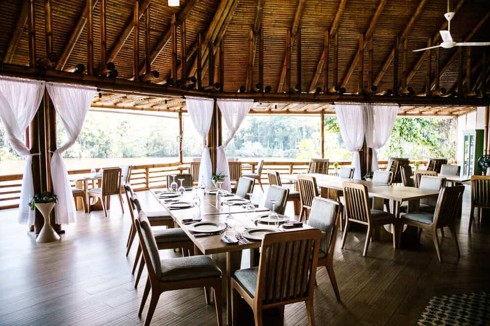 Het restaurant van La Selva Jungle Lodge is van natuurlijke materialen gemaakt en ruim opgezet.