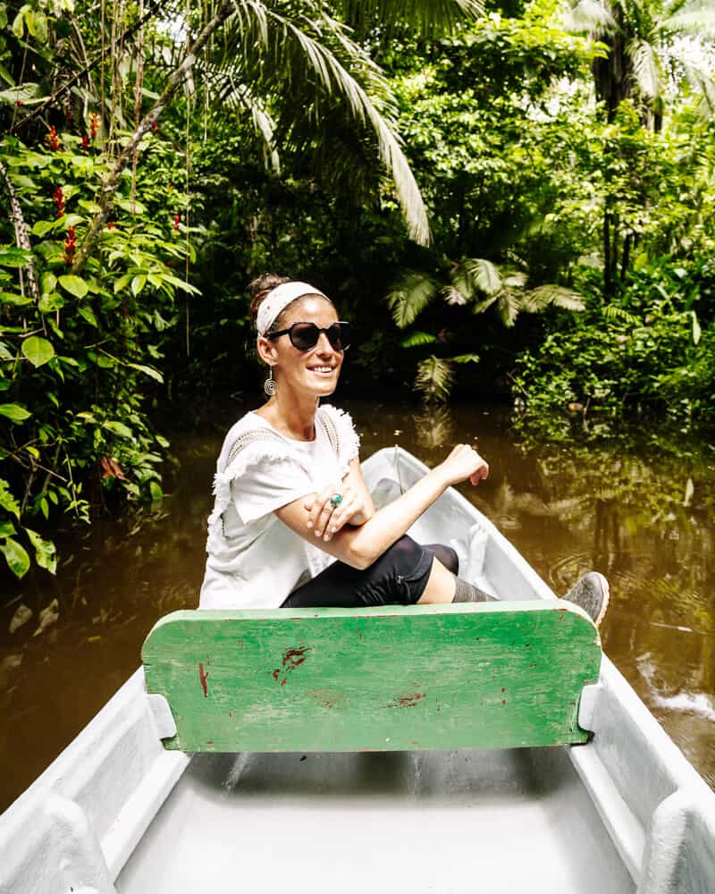 Deborah op boot in Amazone.