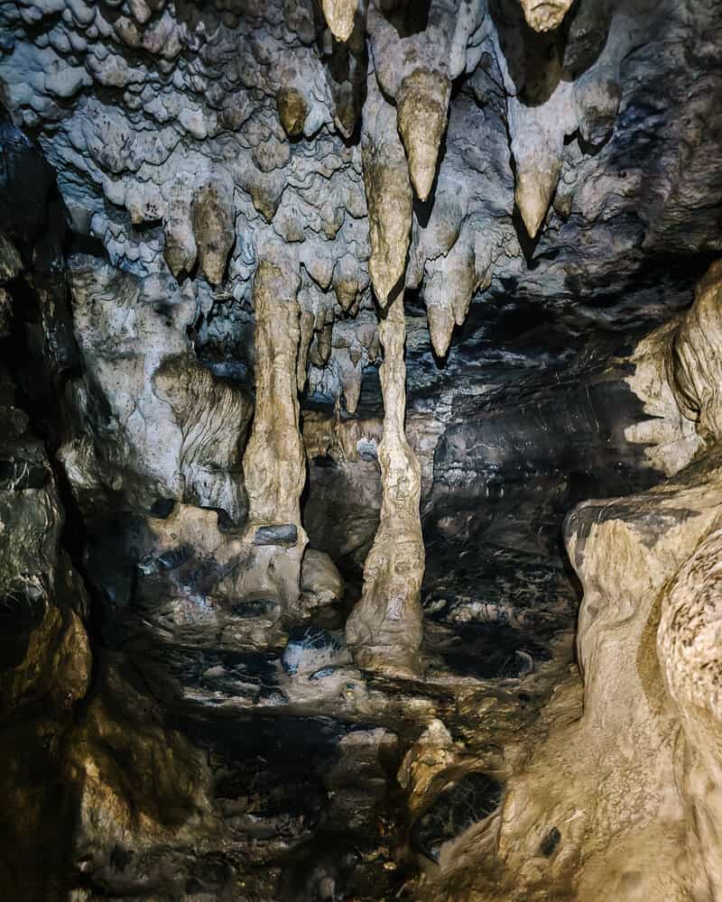 The area around Archidona in the Napo province has numerous caves that you can visit.