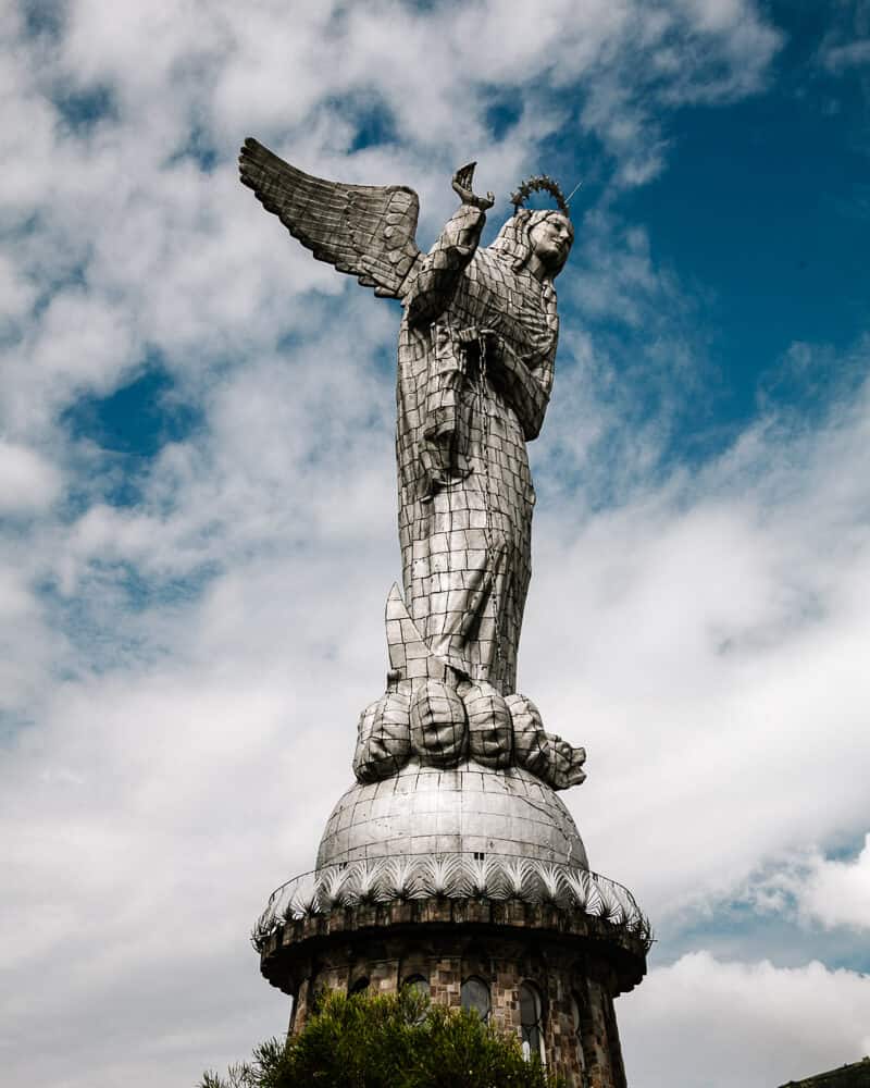 El Panecillo met de heilige maagd is misschien wel een van de bekendste bezienswaardigheden van Quito Ecuador. 