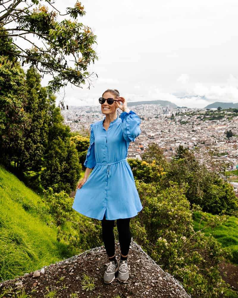 Deborah op uitzichtpunt in Quito Ecuador.