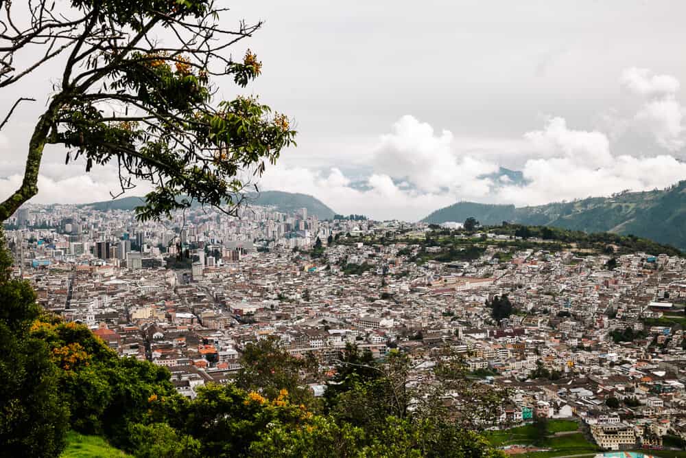 Quito ligt op 2850 meter hoogte in een vallei, omgeven door de machtige bergen en vulkanen van het Andesgebergte in Ecuador.