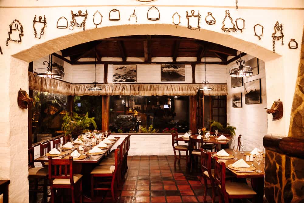 Hotel Hacienda Abraspungo in Riobamba heeft een groot restaurant wat traditioneel is ingericht.