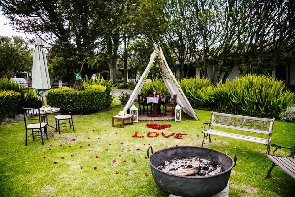 Hotel Hacienda Abraspungo offers a special dinner on request where you enjoy a romantic dinner in the garden or at the fireplace, surrounded by candles and hundreds of rose petals.