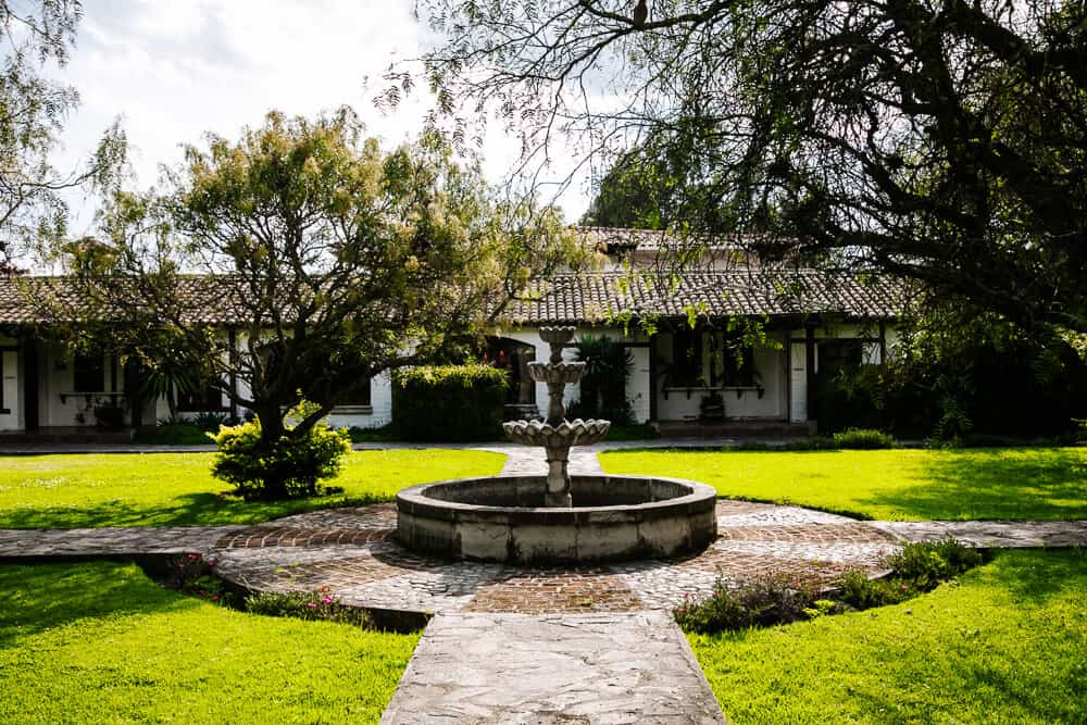 Hacienda Abraspungo is een luxe boutique hotel omringd door groen, bloemen en fluitende vogels.