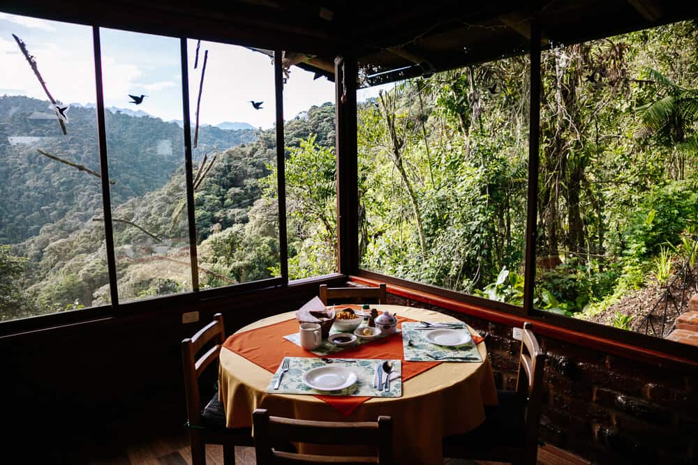 Restaurant met uitzicht in Bellavista Cloud Forest Lodge in Ecuador. 