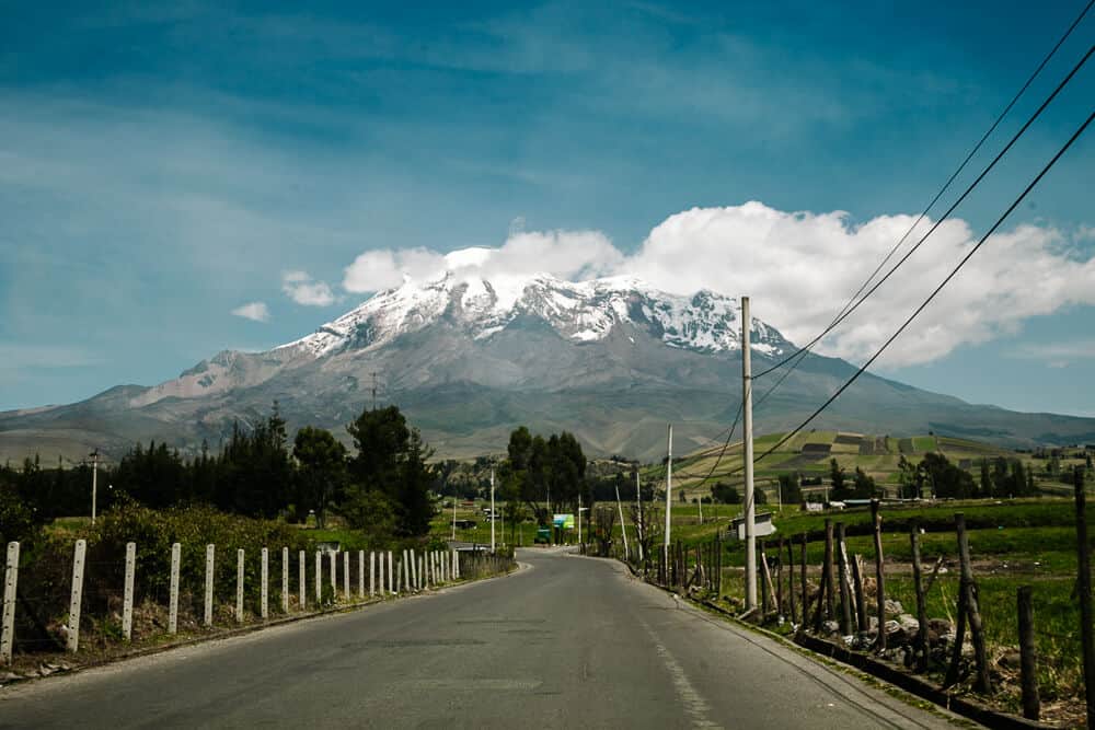 De Chimborazo vulkaan ligt in het Andesgebergte van Ecuador, nabij de stad Riobamba, 220 kilometer ten zuiden van de hoofdstad Quito.