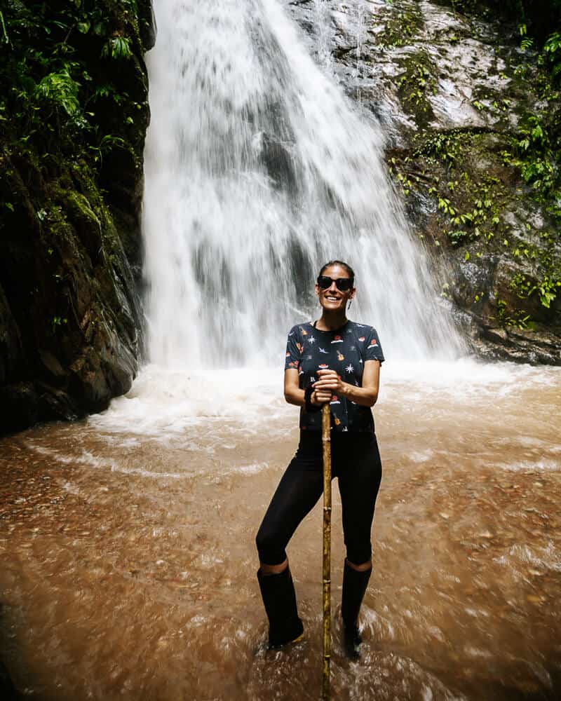 Deborah bij waterval in Mashpi Reservaat in Ecuador.