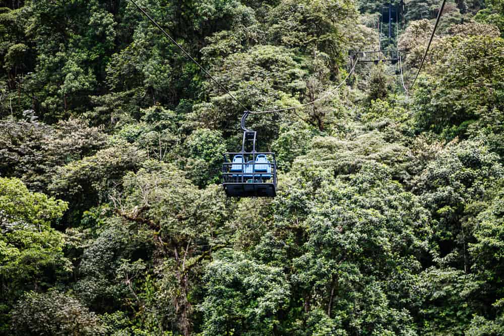 De Dragonfly is een van de technische hoogstandjes van Mashpi Lodge Ecuador, een twee kilometer lange kabelbaan waarbij je in een gondola met comfortabele stoelen hoog boven het regenwoud van de ene toren naar de andere zweeft.