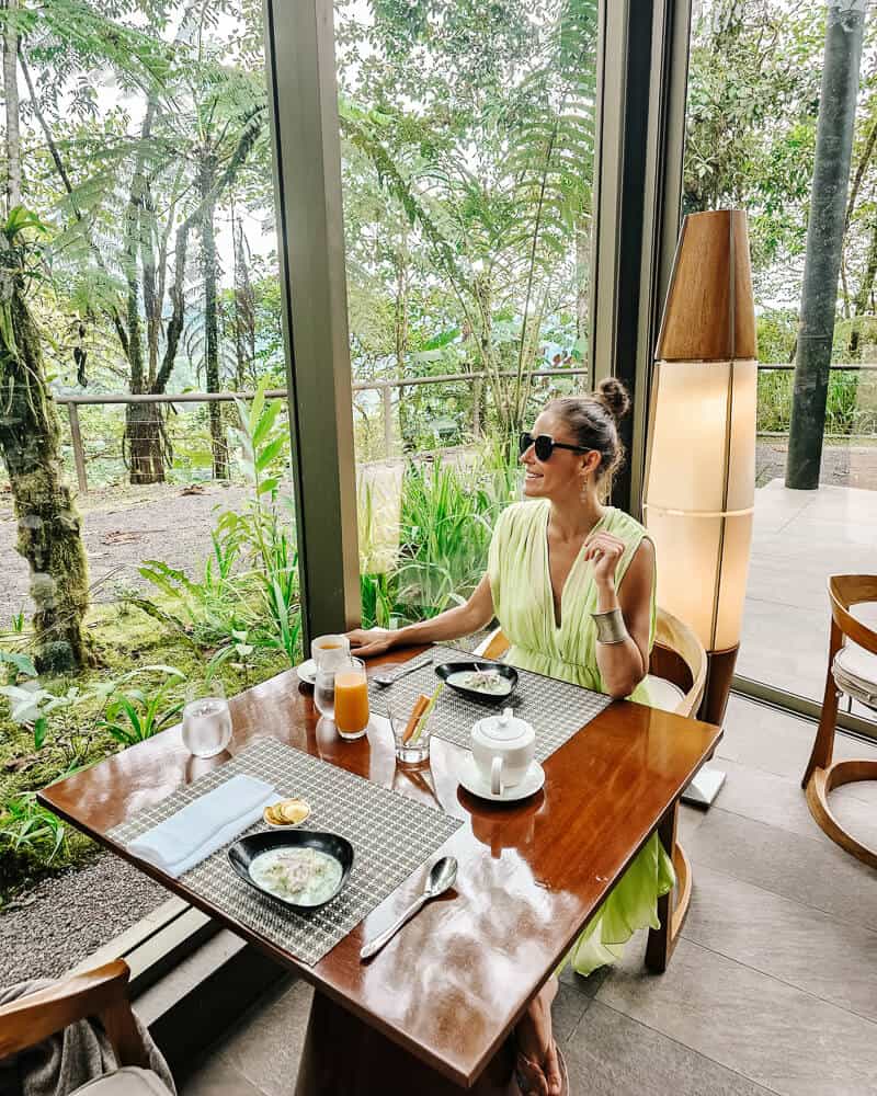 At Mashpi Lodge in Ecuador, dining is a true experience. In the restaurant, a daily varied three-course menu is served for both lunch and dinner.