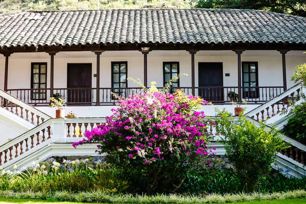 Hacienda Piman is located at an altitude of 2000 meters, in a beautiful valley surrounded by mountains, near the city of Ibarra in Ecuador. 