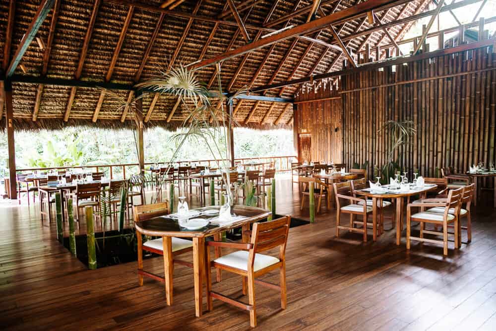 Sacha Lodge in Ecuador telt twee restaurants waaronder Oropendola, dat in de avond een á la carte diner aanbiedt.