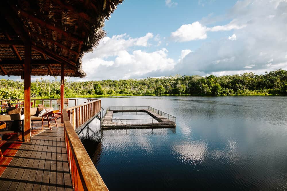 Bij Sacha Lodge in Ecuador heb je de mogelijkheid om te zwemmen. In het meer bevindt zich bij het restaurant één gedeelte, gescheiden van de rest van het meer door middel van een soort kooiconstructie.