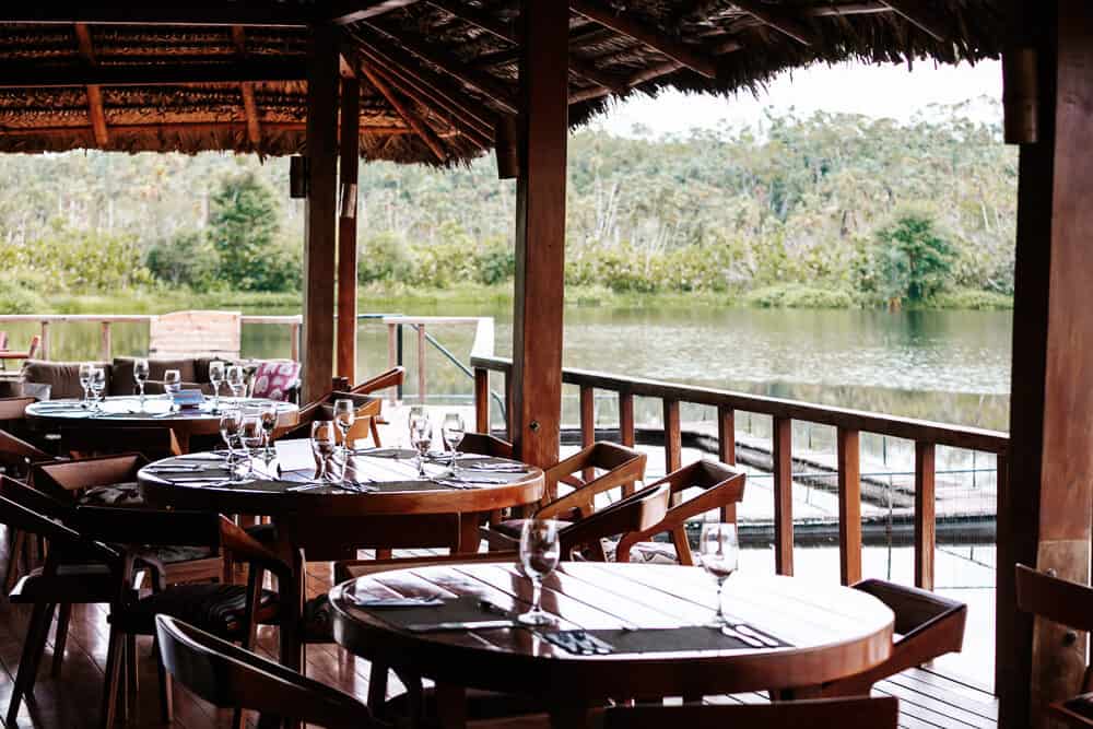 Sacha Lodge in Ecuador telt twee restaurants waaronder La Balsa, geheel van hout gemaakt, gelegen aan het Lago Pilchicocha.