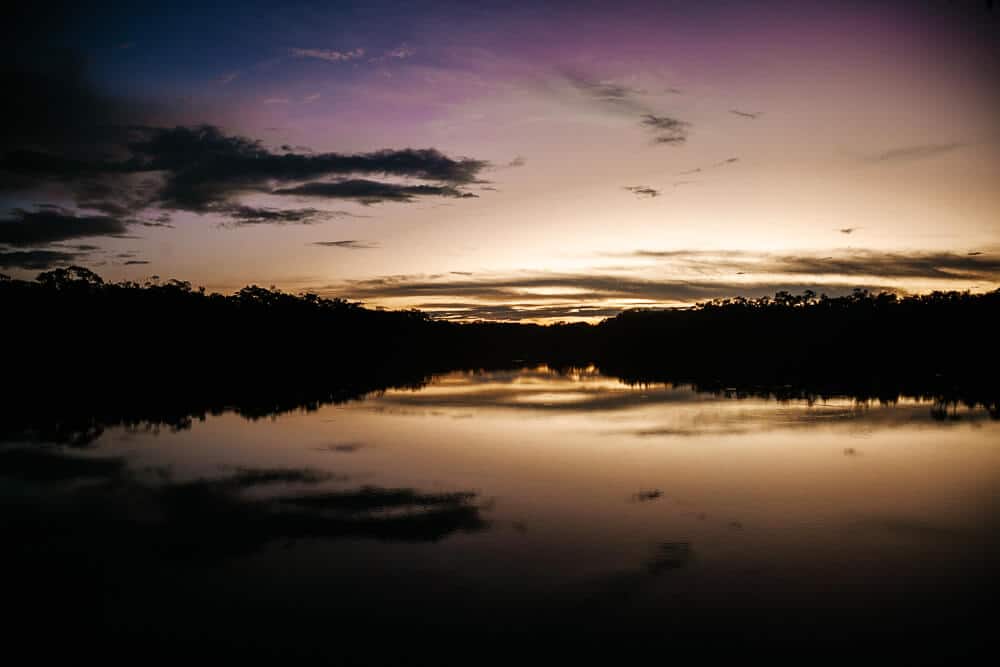 Zonsondergang in Amazone van Ecuador.
