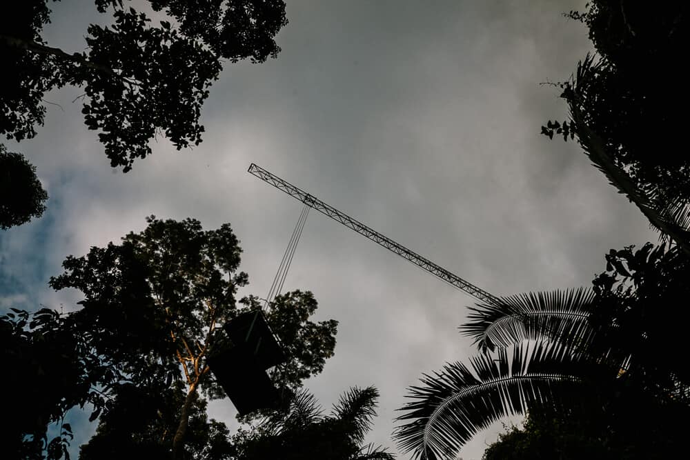 Sacha Lodge heeft een 45 meter hoge kraan waar je plaatsneemt in een hijsbak en boven de jungle van Ecuador zweeft.
