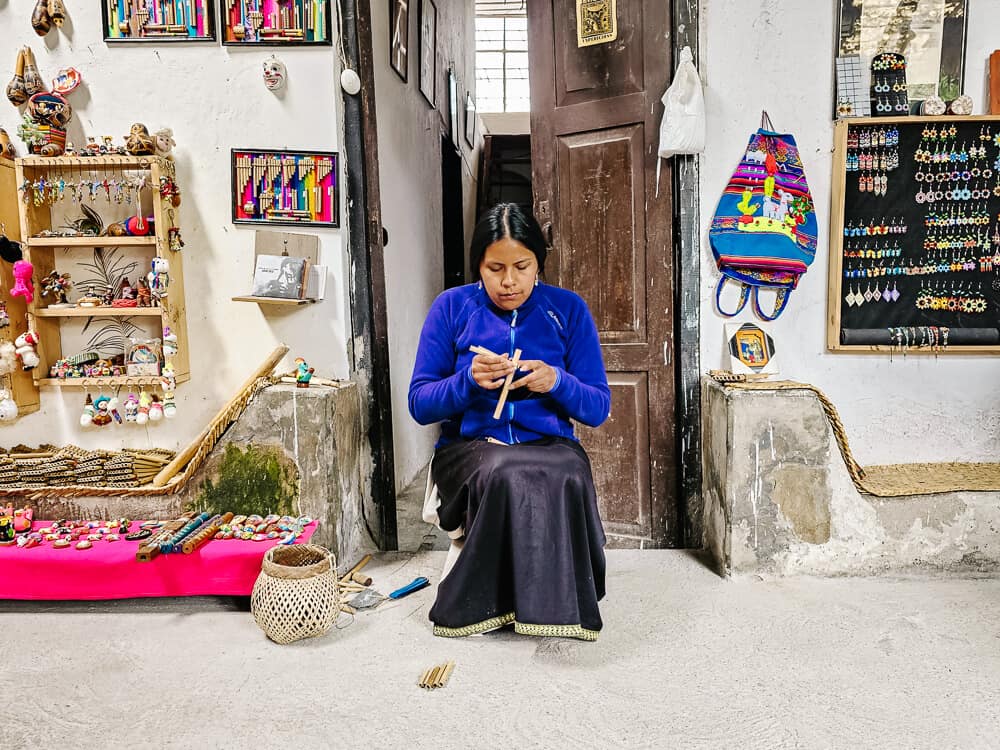 Een ander dorpje in de omgeving van Otavalo is Peguche, bekend om haar waterval en Andes muziekinstrumenten.