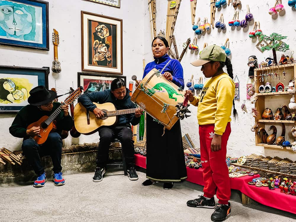 Een ander dorpje in de omgeving van Otavalo is Peguche, bekend om haar waterval en Andes muziekinstrumenten.