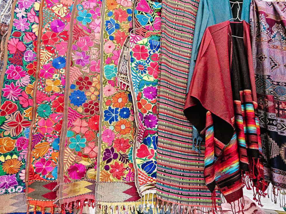 Een van de top bezienswaardigheden waar Otavalo in Ecuador bekend om staat is de wekelijkse markt.