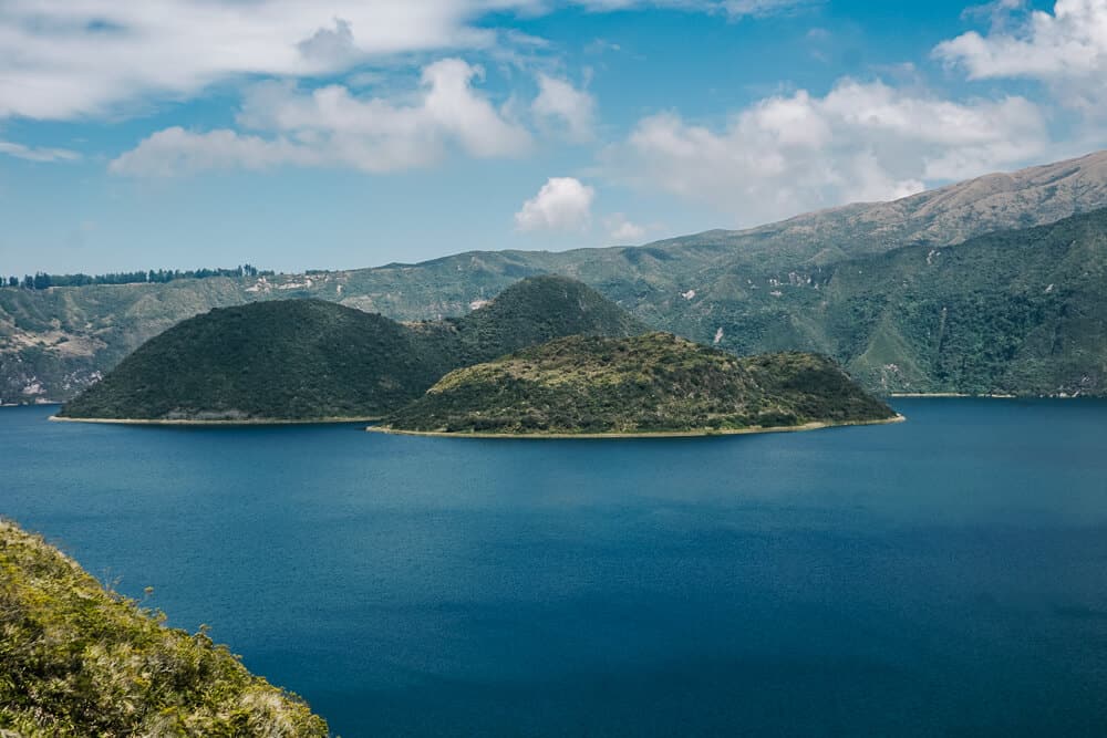 Cuicocha Lake is een groot kratermeer en ligt op 3100 meter hoogte aan de voet van de 4900 meter hoge Cotacachi vulkaan.