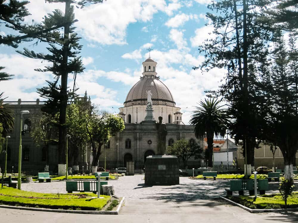 Riobamba in Ecuador staat niet bekend als mooiste stad van Ecuador met talloze bezienswaardigheden zoals in bijvoorbeeld Quito. Toch is het interessant om een kijkje te nemen in het centrum en een van de vijftien verschillende kerken te bezoeken. 