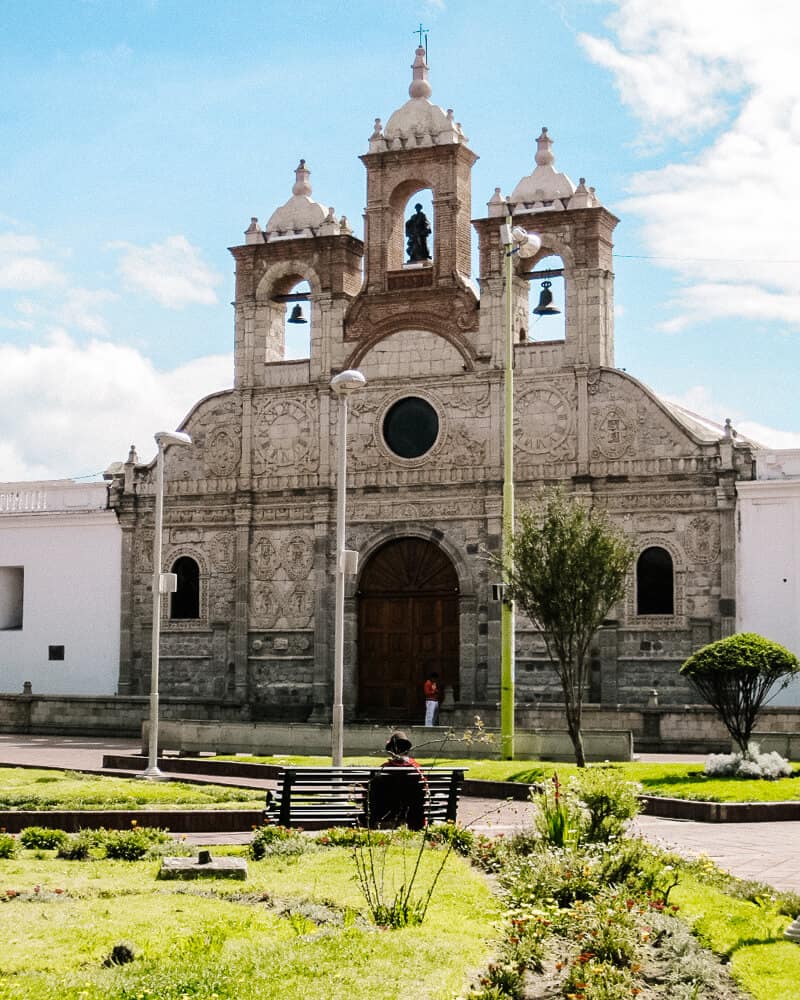 Riobamba in Ecuador staat niet bekend als mooiste stad van Ecuador met talloze bezienswaardigheden zoals in bijvoorbeeld Quito. Toch is het interessant om een kijkje te nemen in het centrum en een van de vijftien verschillende kerken te bezoeken. 