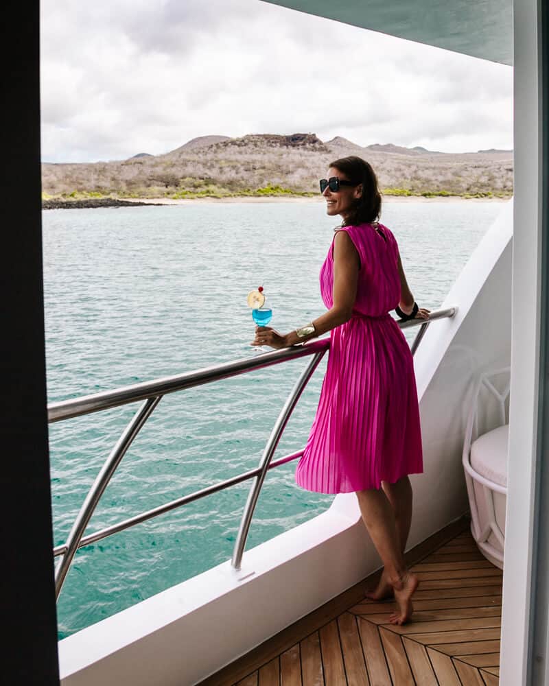 Deborah op balkon van suite van de Golden Galapagos Elite eilanden cruise in Ecuador.