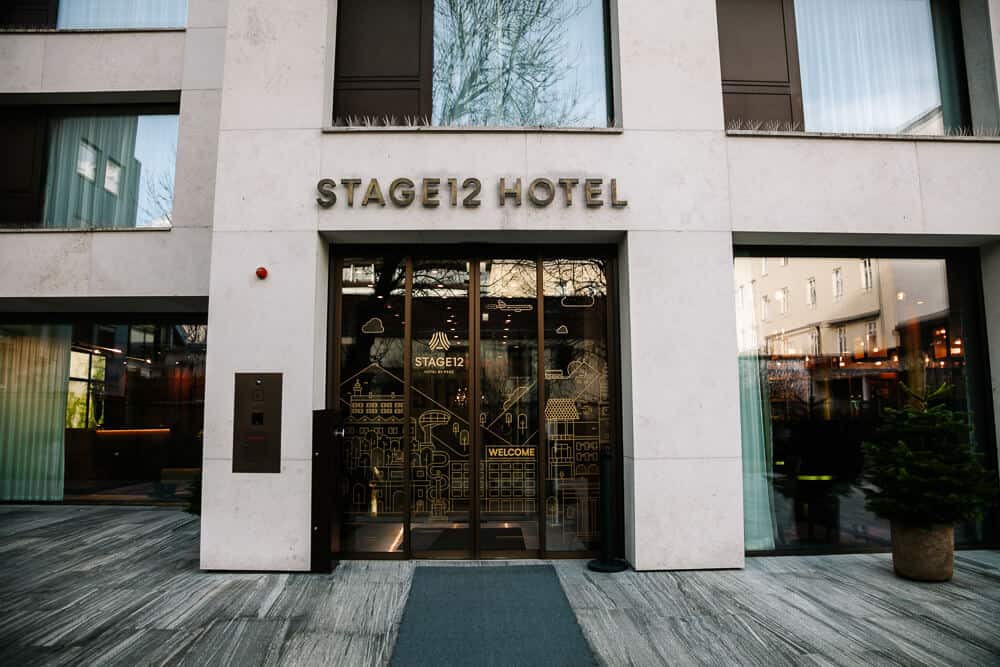 Stage 12 is een stijlvol hotel, gelegen aan een rustig binnenpleintje, van de Marie Theresienstrasse in Innsbruck Oostenrijk.