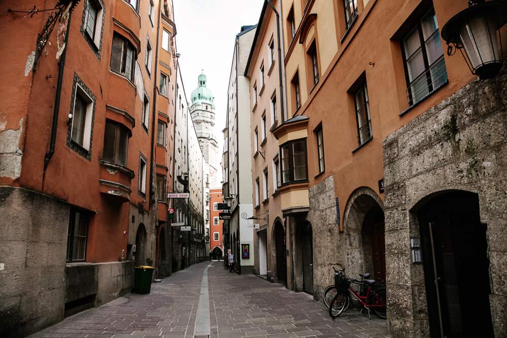 Een van de karakteristieke bezienswaardigheden in het oude centrum van Innsbruck is de stadstoren.