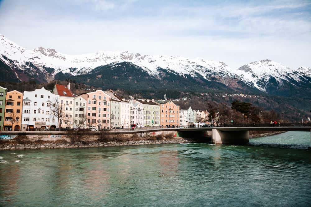 Een van de mooiste fotospots van de stad is het gebied rondom de Innbrücke, de brug die de oude binnenstad van Innsbruck met de wijk St. Nikolaus-Mariahilf verbindt. 