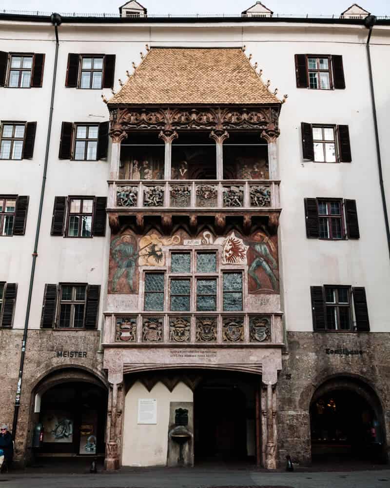 Een van de bekendste bezienswaardigheden in Innsbruck Oostenrijk is natuurlijk het Goldenes Dachl. 