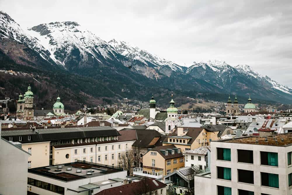 Uitzicht op Innsbruck vanaf rooftopbar.