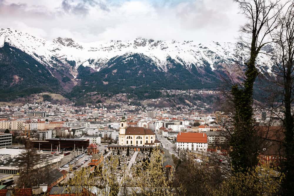 Innsbruck is de hoofdstad van de deelstaat Tirol en ligt in het zuidwesten van Oostenrijk. 