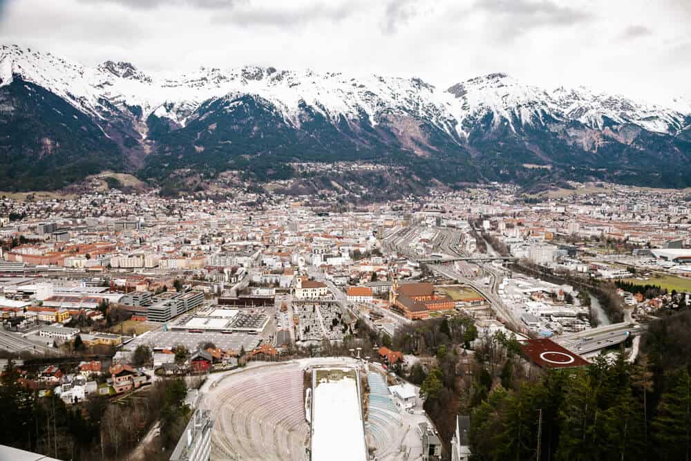 Uitzicht vanaf de Bergisel Skischans, een van de top bezienswaardigheden in Innsbruck.