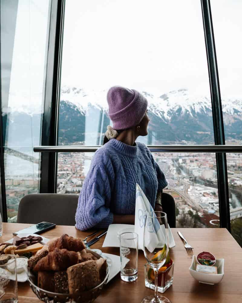 Ontbijt met uitzicht vanaf de Bergisel Skischans, een van de top bezienswaardigheden in Innsbruck.