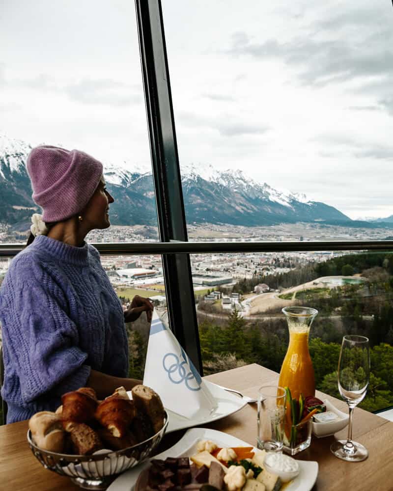 Ontbijt op de Bergisel Skischans met uitzicht op Innsbruck.