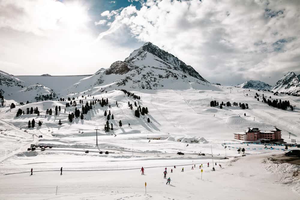 Met 44 kilometer aan pistes, bestaande uit blauw, rood en zwart, en een sneeuwzekerheid, weten talloze mensen hun weg naar skioord Kuhtai in Oostenrijk te vinden.